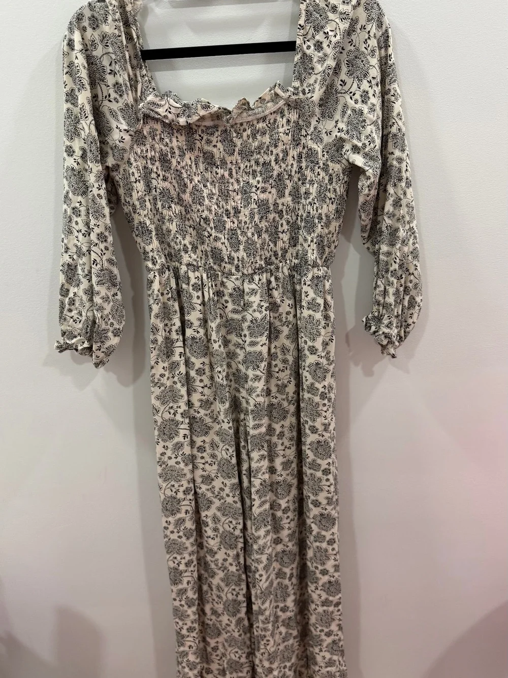 AMERICAN EAGLE WOMEN BEIGE FLORAL SMOCKED PUFF-SLEEVE JUMPSUIT - Picture 12 of 13